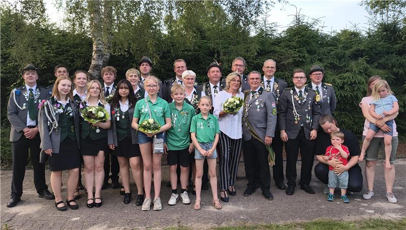 Kakerbecks neuer Schützenkönig hatte doppelt Grund zum Feiern Die neue Königsfamilie des Schützenvereins Kakerbeck stellt sich für ein Gruppenfoto auf.