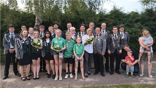 Die neue Königsfamilie des Schützenvereins Kakerbeck stellt sich für ein Gruppenfoto auf.