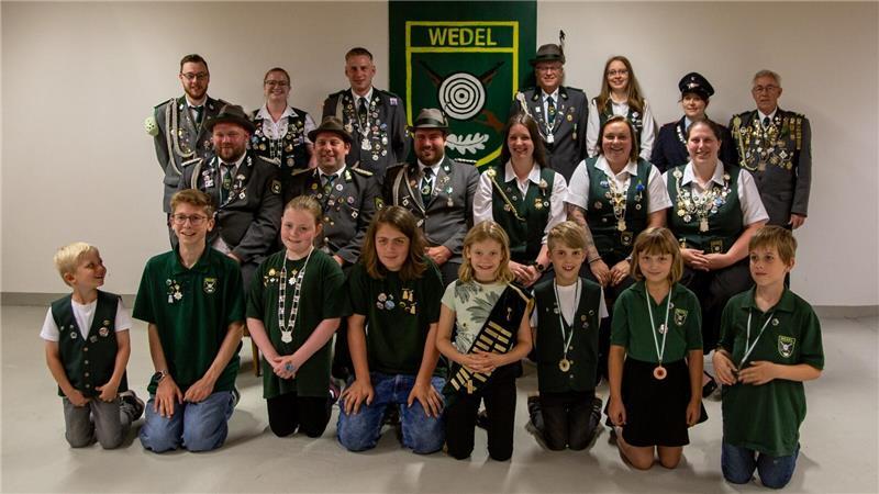 Die neue Königsfamilie des Schützenvereins Wedel präsentiert sich.