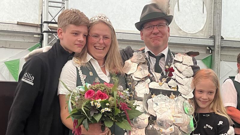 Die neue Königsfamilie von Altkloster: Leon, Agata, Peter und Alexi Kohlhof (von links) feiert den Erfolg des neuen Königs gemeinsam.
