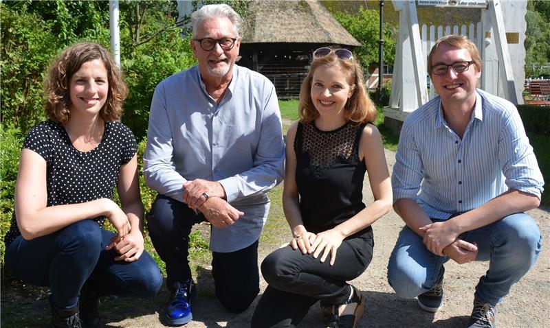 Die neue Kultur-Redaktion mit dem Stadeum-Chef Egon Ahrens (Zweiter von links): Mirja Martens, Kirsten Andrae und Sven Husung. Foto Stephan