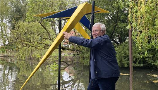 Die neue Kunstinsel von Folkert Bockentien steht unter dem Titel „balance 3 - birds in balance".