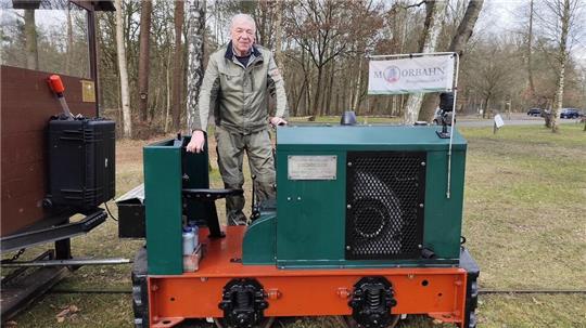 Die neue Moorbahnsaison kann starten. Jens Witte präsentiert die 70 Jahre alte, generalüberholte Diema.