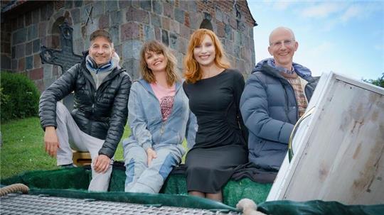 Die neue NDR-Serie „Reisen mit Muddi“ von Regisseur Ingo Raspe (links) und Produzent Valentin Holch mit den Darstellerinnen Alwara Höfele (2. von links) und Andrea Sawatzki ist unter anderem auch an der Kirche in Padingbüttel gedreht worden.