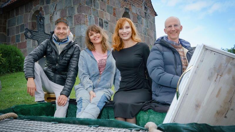 „Reisen mit Muddi“: Dreharbeiten zur neuen NDR-Serie in Nordkehdingen Die neue NDR-Serie „Reisen mit Muddi“ von Regisseur Ingo Raspe (links) und Produzent Valentin Holch mit den Darstellerinnen Alwara Höfels (Zweite von links) und Andrea Sawatzki wurde auch an der Kirche in Padingbüttel gedreht.