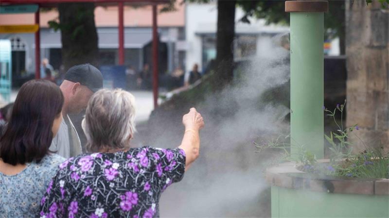 Wie feine Wassertropfen Innenstädte kühlen können Die neue Nebelanlage zieht interessierte Blicke auf sich.