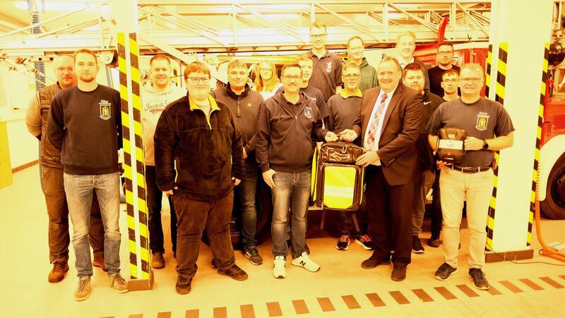 Himmelpfortens neues Notfallteam ist einsatzbereit Die neue Notfallgruppe der Feuerwehr Himmelpforten: Sven Thieße (Zweiter von rechts) überreicht den Notfallrucksack an Stephan Heuer.