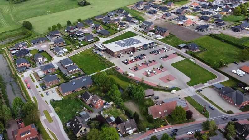 Die neue Ortsmitte Ahlerstedt besteht aus einer Mischung von Wohn- und Einfamilienhäusern sowie Gewerbe. Vorne rechts an der Einfahrt zum Parkplatz ist die 2016 eröffnete, neu gebaute Arztpraxis zu sehen. Das Haus gegenüber könnte für einen Discounter weichen müssen.