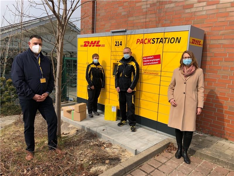 Die neue Packstation ist an den Start gegangen: Thorn Schütt mit Post-Zustellern und Ute Kück. Foto: DHL