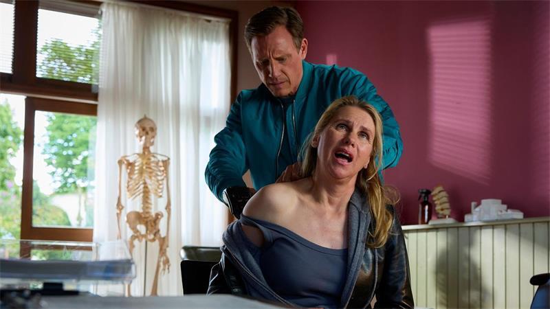 Ostsee-„Bergdoktor“? Wissenswertes zu „Dr. Nice“ im ZDF Die neue Pastorin Maike Claussen (vorne, Tanja Schleiff) sucht Hilfe bei Dr. Nice (Patrick Kalupa), hier in einer undatierten Szene eines „Dr. Nice“-Films.