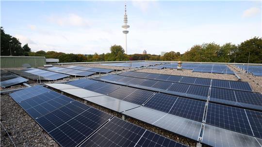 Die neue Photovoltaikanlage auf dem CCH Congress Center Hamburg soll jährlich mehr als 318.000 Kilowattstunden Strom liefern.
