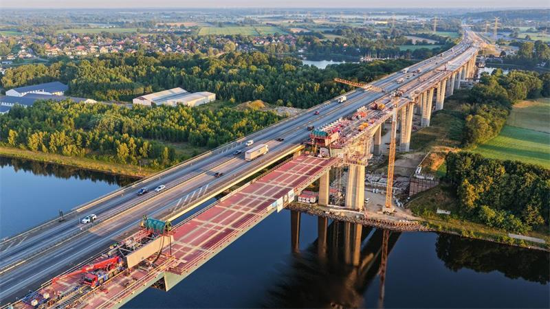 Die neue Rader Hochbrücke nimmt Gestalt an. (Archivbild)