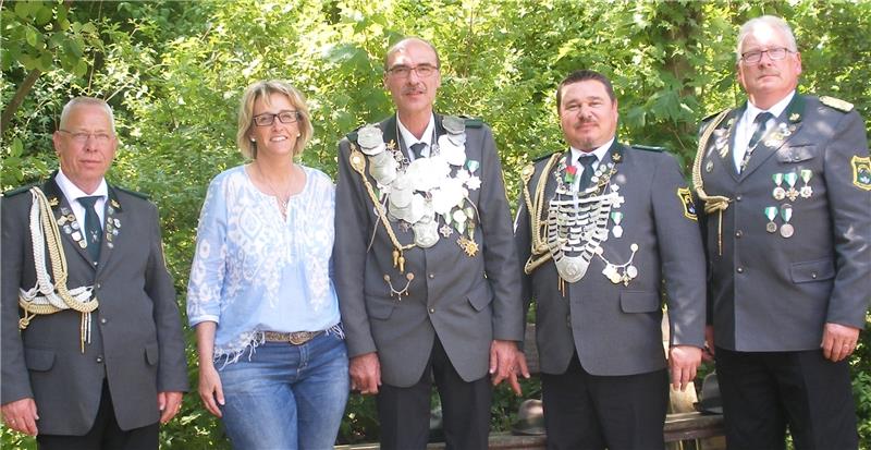 Die neue Rader Königscrew : Eric Schönknecht (von links), Bruni und Frank Ahrens, Vizekönig Klaus Dieter Thurau und Präsident Jürgen Maack.