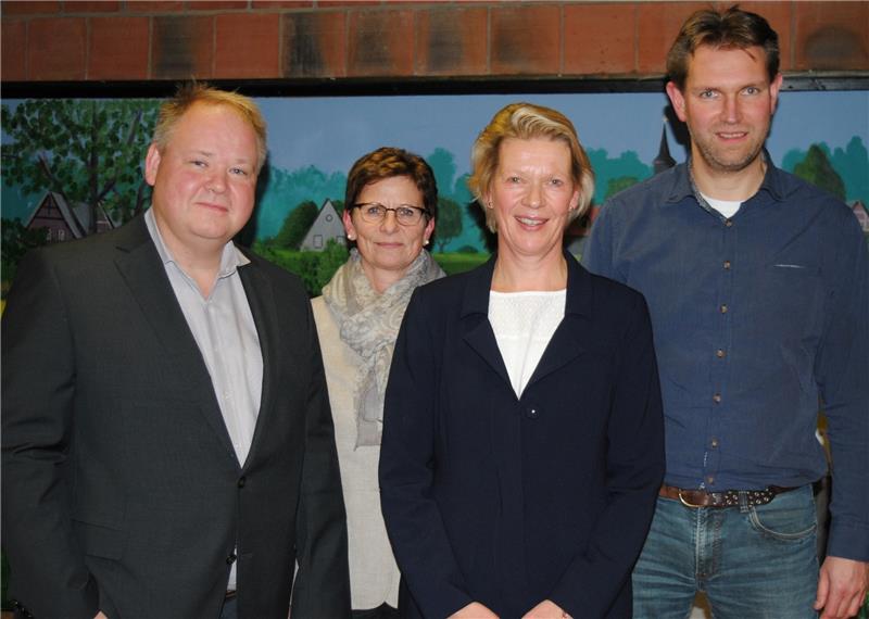 Die neue Ratsspitze in Krummendeich: der zweite stellvertretende Bürgermeister Marion Hointza, Gemeindedirektorin Erika Hatecke, Bürgermeisterin Christiane von der Decken und ihr erster Stellvertreter Stephan Bohn (von links). Foto Helfferi