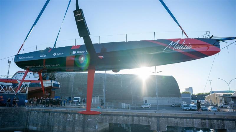 Die neue Rennyacht „Malizia4“ wird zu Wasser gelassen.