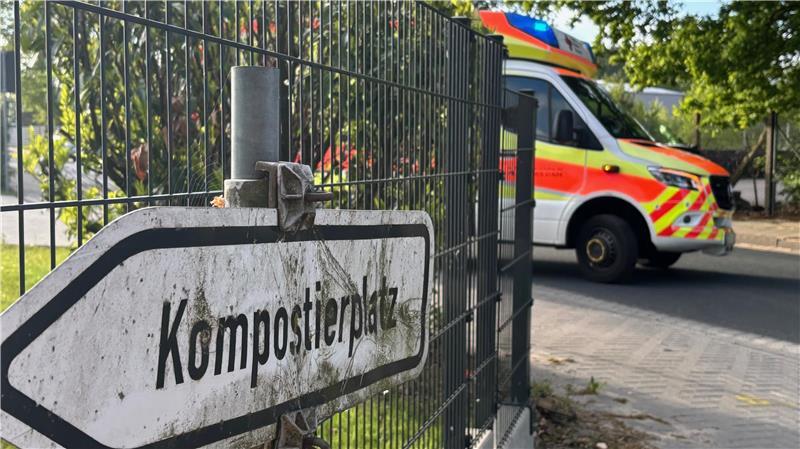 Im Sande monatelang gesperrt: Harsefeld bekommt einen Wertstoffhof Ein Rettungswagen fährt mit Blaulicht vom Gelände der neuen Rettungswache in Harsefeld. Gleich nebenan ist noch der Kompostierplatz, vor dem sich in den Sommermonaten oft lange Schlangen bilden.