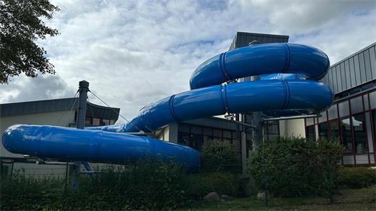 Die neue Rutsche erstrahlt in blau und löst die bisherig markant gelbe Rutsche ab.
