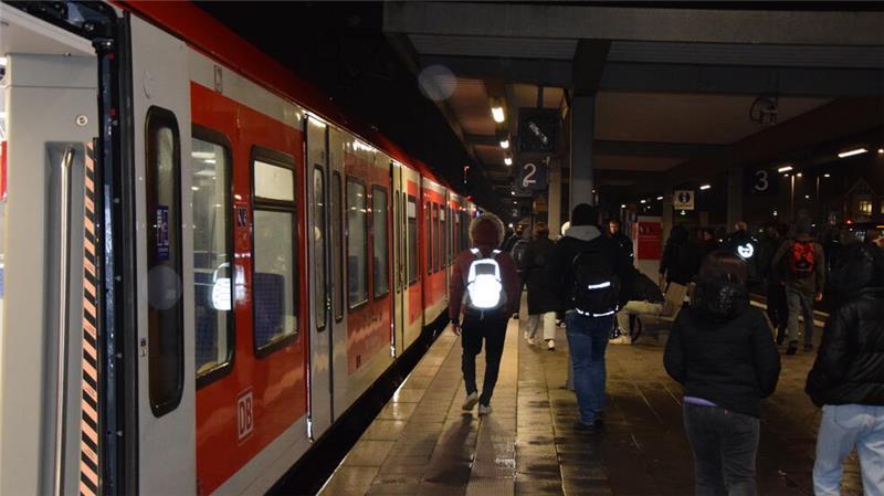 Aus Stade nach Hamburg: Massive Probleme auf der Straße und der Schiene Die neue S-Bahn-Linie S5 hat die Pünktlichkeit der Züge verbessert. Gut ist die Verbindung auf der Schiene nach Hamburg immer noch nicht.
