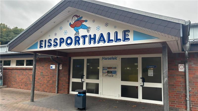 Tausende Liter Wasser und Kreppband: So entsteht in Harsefeld die Eisfläche Die neue Saison in der Eissporthalle Harsefeld beginnt am 12. Oktober.