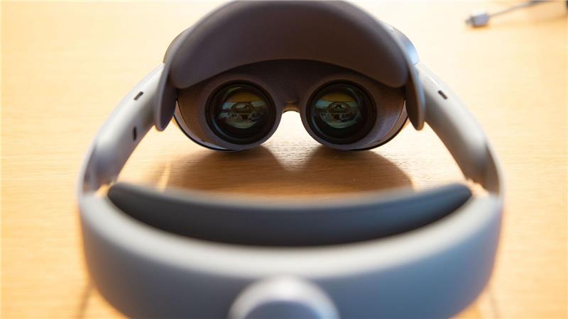 Samsung stellt Konkurrenz für Apple-Brille Vision Pro vor Die neue Samsung-Brille - hier zu sehen ihr Prototyp aus dem Frühjahr - gibt es deutlich günstiger als Apples Vision Pro.