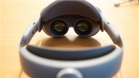 Die neue Samsung-Brille - hier zu sehen ihr Prototyp aus dem Frühjahr - gibt es deutlich günstiger als Apples Vision Pro. 