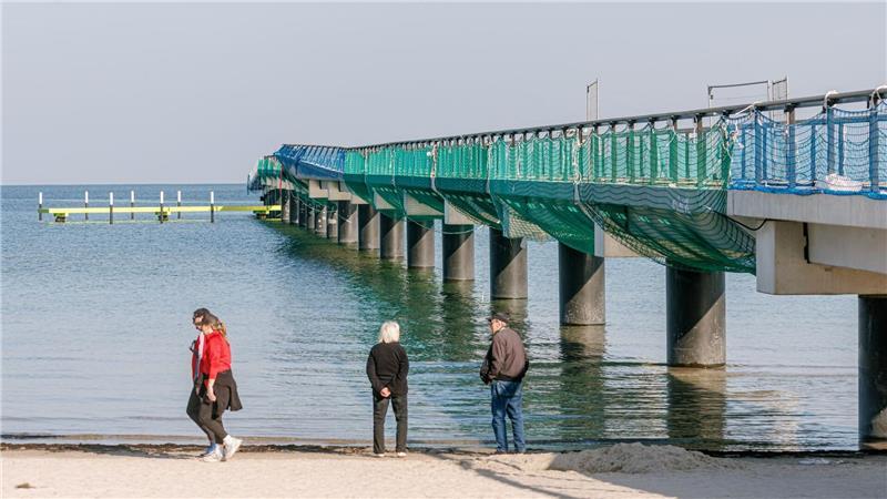 Die neue Seebrücke von Scharbeutz ist fast fertig. Sie soll am 1. Mai eröffnet werden.