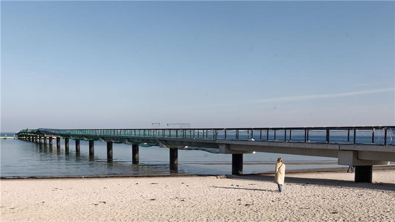 Die neue Seebrücke von Scharbeutz ist mit 276 Metern 16 Meter länger als ihre Vorgängerin. Ungünstige Witterung hatte ihre eigentlich schon für Sommer 2024 geplante Fertigstellung mehrfach verzögert.