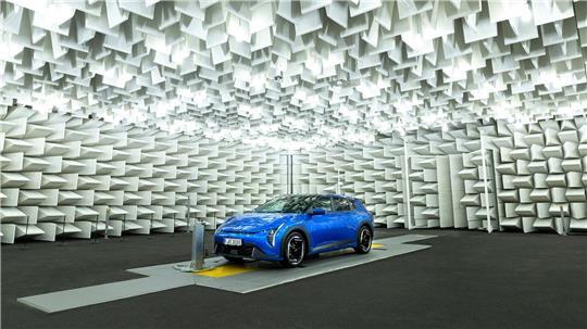 Die neue Semi-Absorber-Kammer ermöglicht Hyundai umfangreiche Autotests in einer technisch definierten Umgebung. 