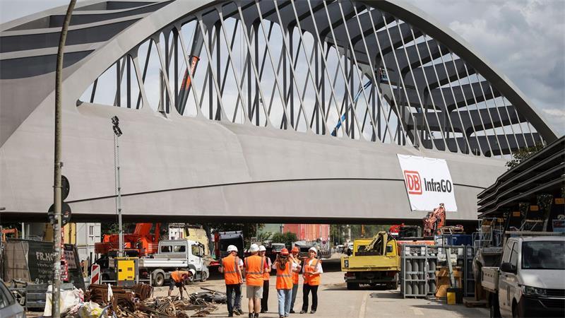 Die neue Sternbrücke war auf der Max-Brauer-Allee zu ihrem Einbauort transportiert worden. (Archivbild)