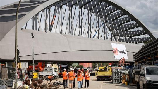 Die neue Sternbrücke war auf der Max-Brauer-Allee zu ihrem Einbauort transportiert worden. (Archivbild)