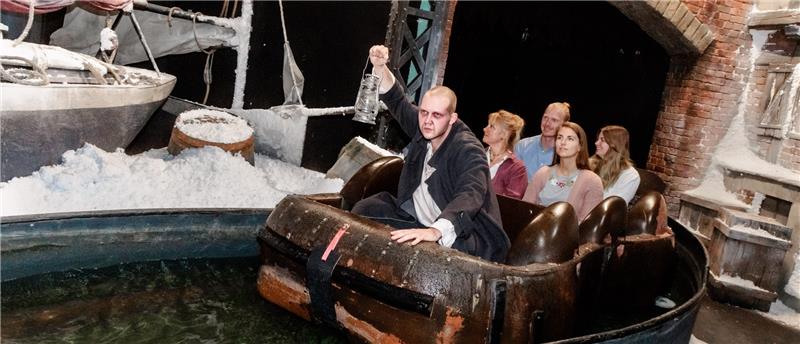 Die neue "Sturmflut anno 1717"-Show können Besucher in einer Bootsfahrt im Hamburg Dungeon ab dem kommenden Dienstag, den 16. August, erleben. Foto: Markus Scholz/dpa