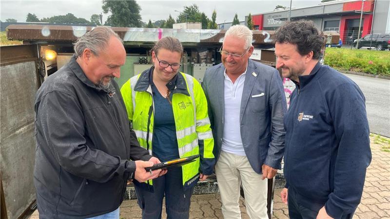 Millioneninvestition: Stadtwerke Buxtehude planen Stromnetz der Zukunft Die neue Technik funktioniert: René Back, Jacqueline Malchow, Stefan Babis und Daniel Berheide (von links) sind zufrieden.