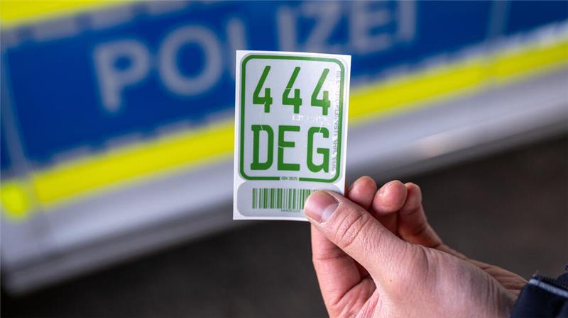 Das ändert sich im März – und wo die Polizei jetzt ganz genau hinschaut Die neue Versicherungsplakette: Aus Blau wird Grün.