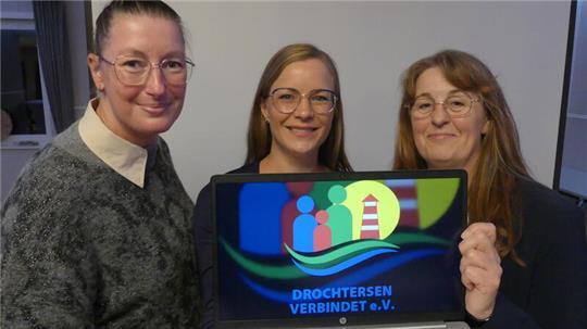 Die neue Vorstandsspitze von „Drochtersen verbindet“ präsentiert das neue Vereinslogo (von rechts): Erste Vorsitzende Sybille Schütt, Zweite Vorsitzende Svenja Gerken und Dritte Vorsitzende Gesine Bösch.