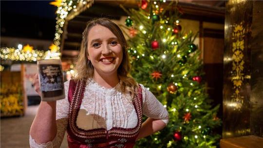 Die neue deutsche Glühweinkönigin Louisa Kress ist immer freitags, samstags und sonntags zwischen den Buden unterwegs.