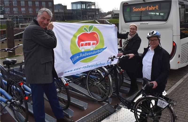 Die neuen Anhänger sind tiefergelegt, schwere E-Bikes lassen sich jetzt einfacher verladen. KVG-Geschäftsführer Michael Fastert fiebert gemeinsam mit Dr. Monika Rulle vom Tourismusverband und Landrat Michael Roesberg dem Start des Elbe-Radw