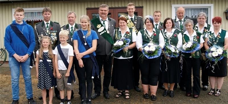 Die neuen Baljer Würdenträger mit der Königsfamilie Mahler : Garlef und Nicole als Königspaar, Sohn Jakob als Jungschützenkönig und Tochter Paula als Jugendkönigin und Jugendbeste. Foto Hamann