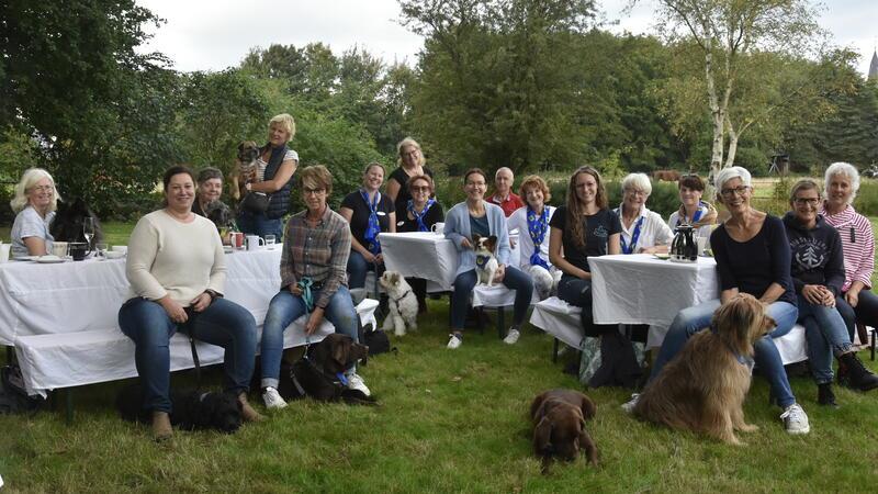 Eine verspielte Hundedame soll jetzt älteren Menschen helfen Die neuen Besuchshunde-Begleiter der Buxtehuder Lionsdamen.