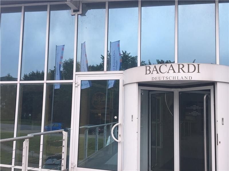 Die neuen Fahnen wehen schon und spiegeln sich in der Fassade des früheren Bacardi-Werks in Buxtehude: Der Immobilienentwickler Sirius Facilities hat es gekauft und vermarktet jetzt Produktions- und Lagerflächen und Büros.