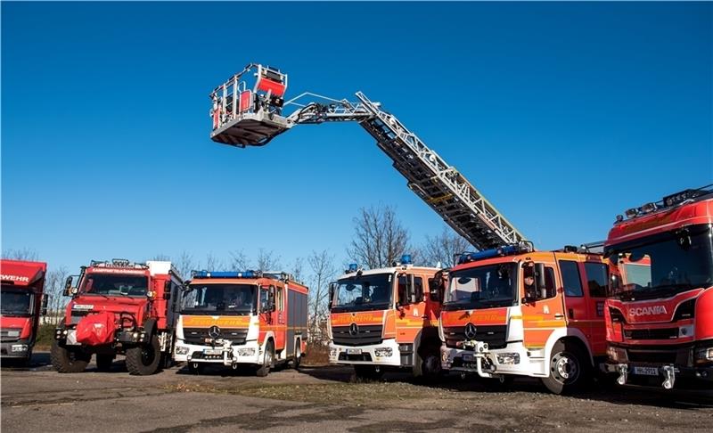 Die neuen Fahrzeuge für die Hamburger Feuerwehr. Foto: Bockwoldt/dpa