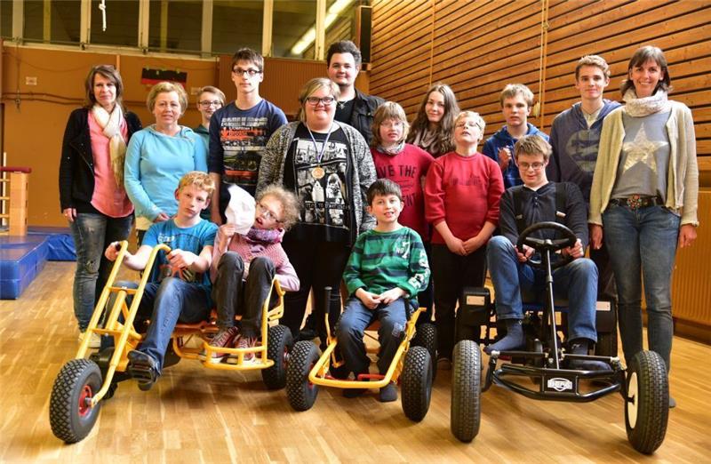 Die neuen Fahrzeuge präsentierte Dow-Patin Ulla Bunge (rechts) der Crew der Lebenshilfe Stade um Bereichsleiterin Jana Krone (links). Foto Beneke