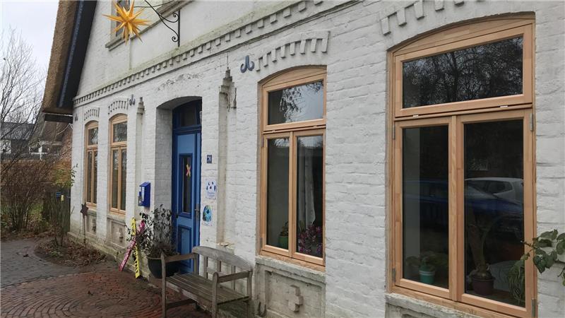 Ehemalige Barnkruger Gaststätte schmückt jetzt ein neues Reetdach Die neuen Fenster: alle zweiflügelig und aus Holz.