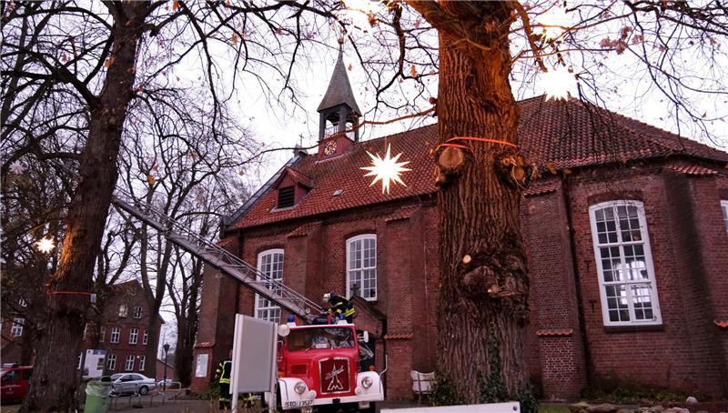 Gas und Wasser laufen wieder: Kiras Familie kann in Dollern bleiben Die neuen Herrnhuter-Sterne bringen weihnachtlichen Glanz zum Himmelpfortener Christkindmarkt.