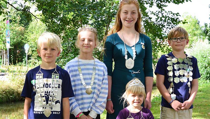 Ernst Prüße und Jessica Grutz sind das neue Königspaar in Borstel Die neuen Kinderwürdenträger.