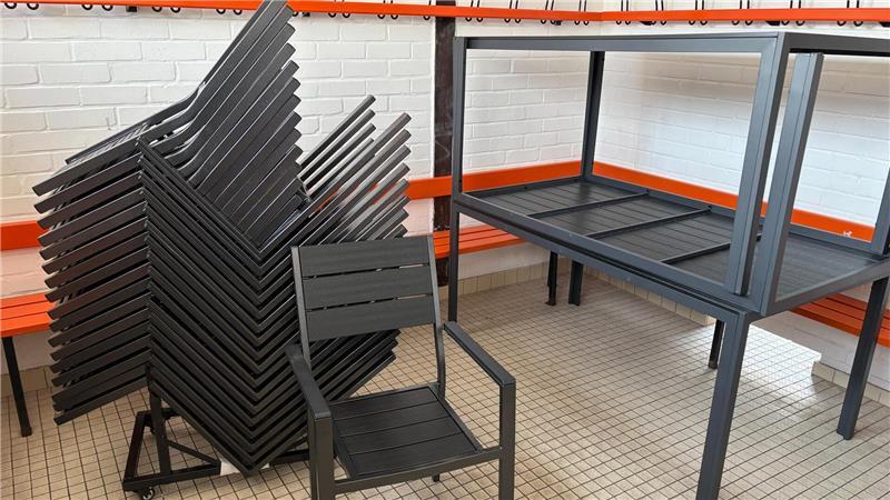 Die neuen Kiosk-Möbel warten auf ihren ersten Einsatz.