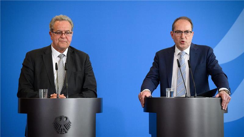 Die neuen Maßnahmen stellte Bundesinnenminister Alexander Dobrindt (CSU) gemeinsam mit Bundespolizeipräsident Dieter Romann vor.