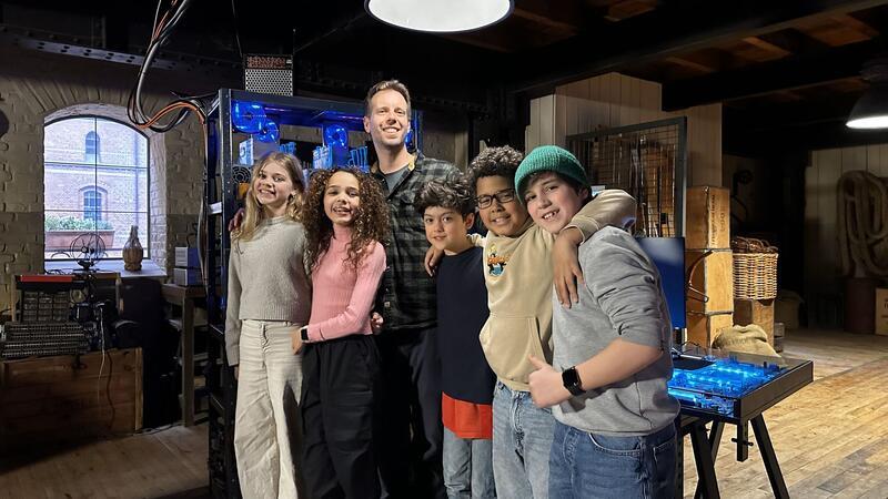 „Die Pfefferkörner“ ermitteln in neuer Besetzung weiter Die neuen „Pfefferkörner“, Malin (Ida), Taara (Josefine), Piet (Noah), Kofi (Mathieu) und Jules (Tibet) mit Regisseur Philipp Scholz (3.v.l).