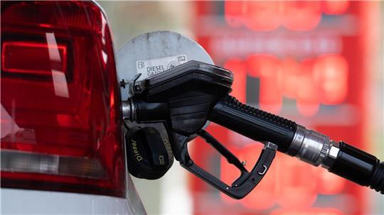 Die neuen Regeln für Preiserhöhungen an den Tankstellen kommen noch vor Ostern. (Archivbild)