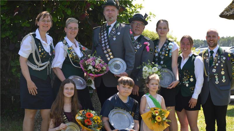Die neuen Regenten in Blumenthal mit Schützenkönig Henrik Sethmann (Dritter von links).
