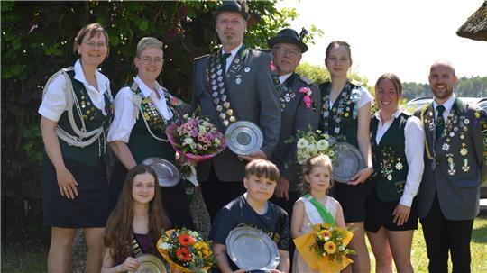 Die neuen Regenten in Blumenthal mit Schützenkönig Henrik Sethmann (Dritter von links).